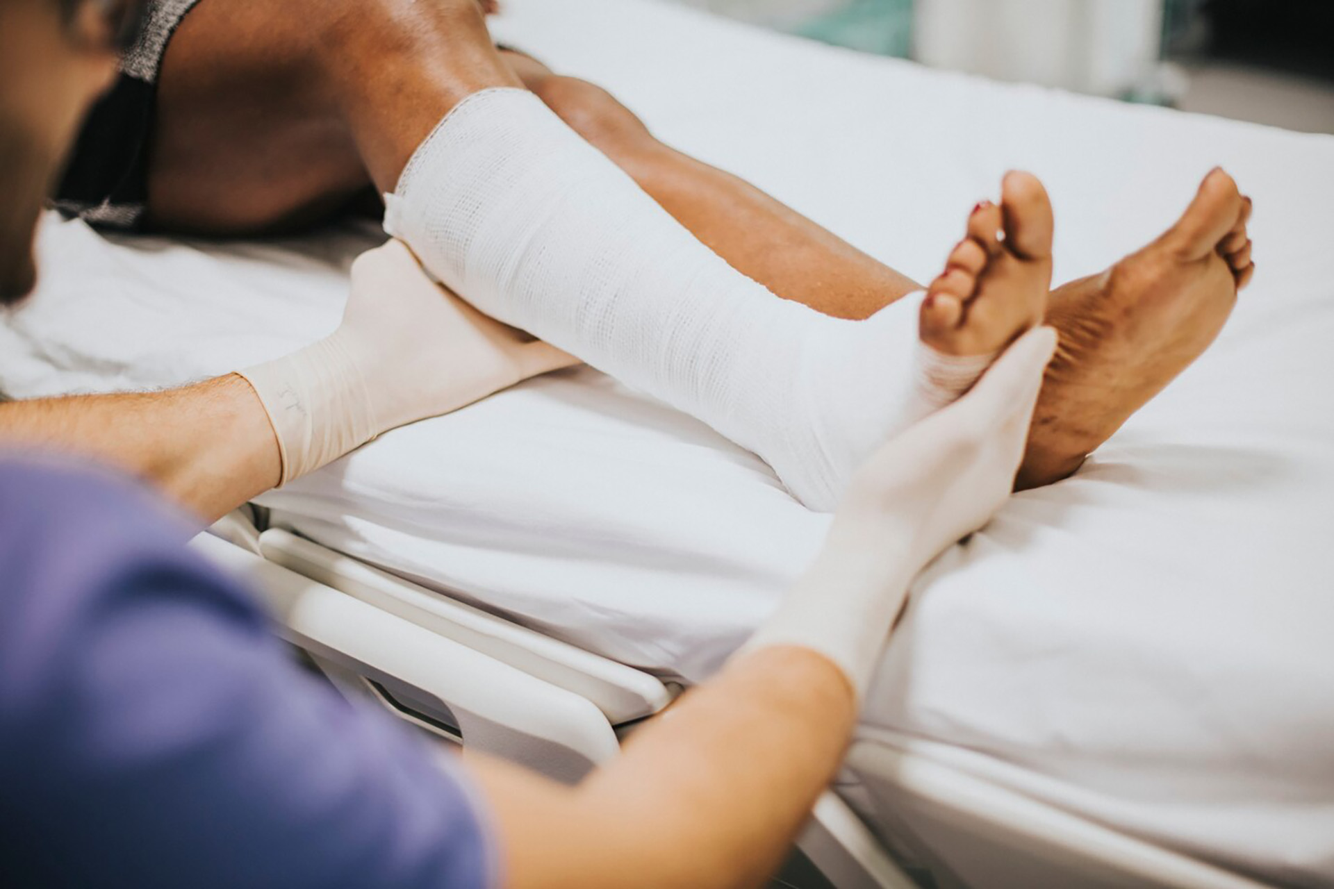 medico ajudando um paciente com fratura na perna 53876 139573